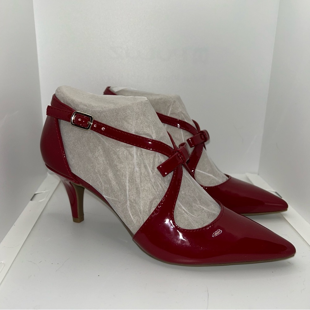 Bandolino red patent leather T-strap bow heel NIB size 6